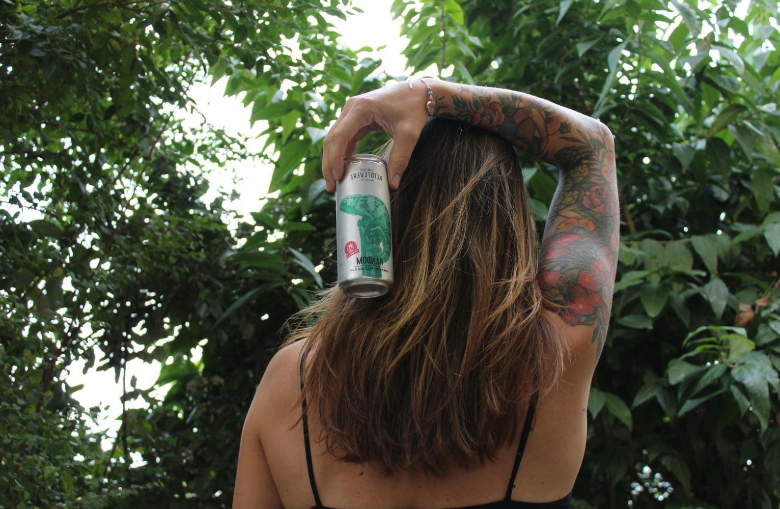 Detailarbeit bei einer klassischen Bartrasur unter Anleitung