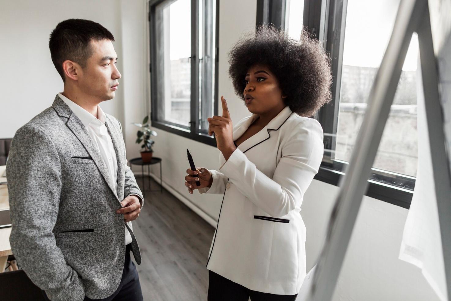 Professionelle Barbier-Ausbildung mit präzisen Schnitttechniken